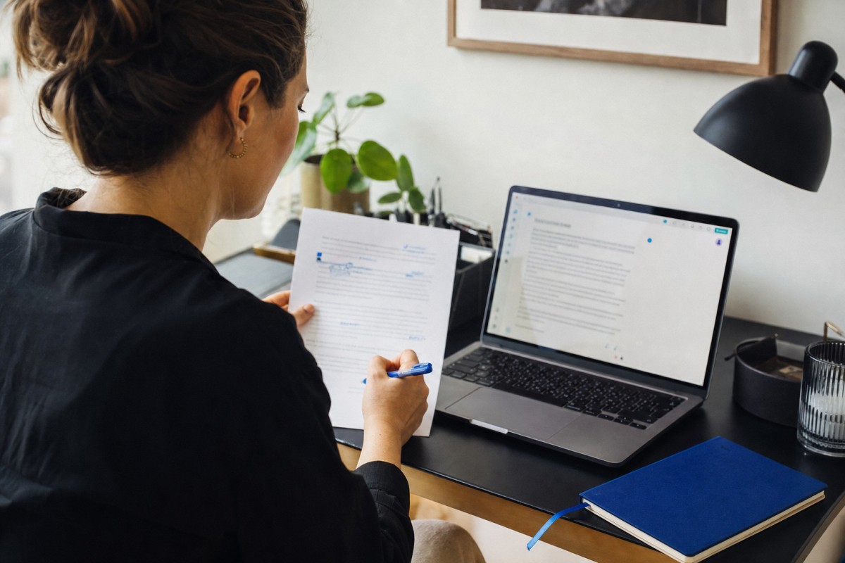 Redactieteam werkt aan een marketingkalender maken die ruimte laat voor echte gesprekken met notities en een laptop